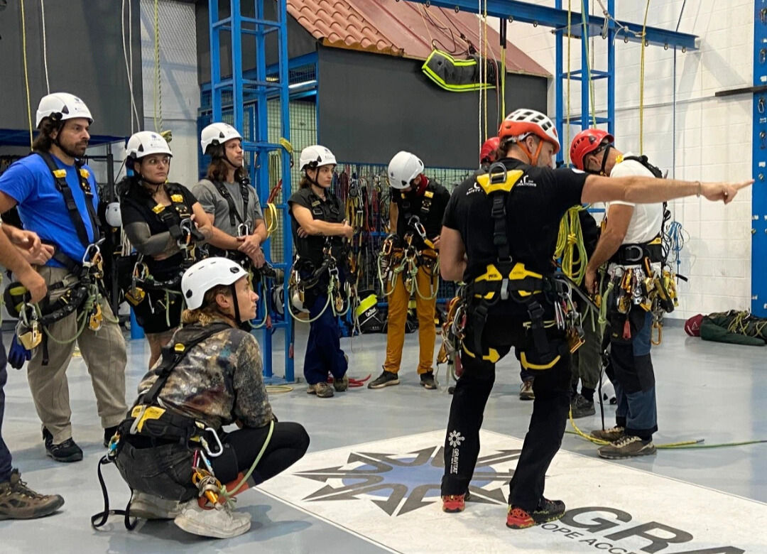 Formador instruyendo alumnos en la formación dual IRATA SPRAT