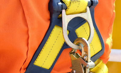 Elección del punto correcto de conexión del sistema anticaídas al arnés