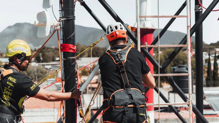 Formación ITRA Rope Rescue con maniobras de rescate técnico con cuerdas