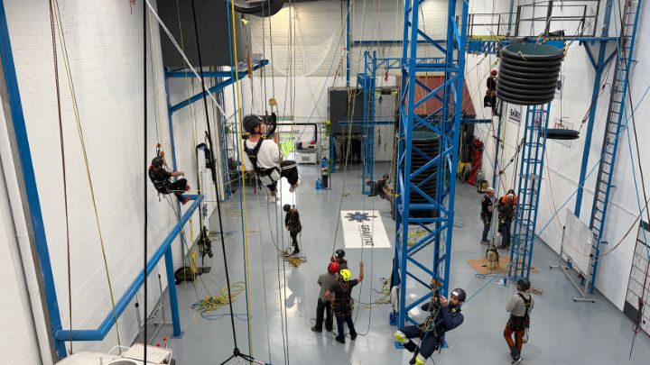 Instructores supervisando maniobras avanzadas de rescate SPRAT