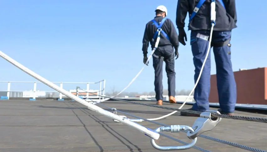 Líneas de vida en trabajos en altura: tipos, normativa, uso correcto y errores críticos